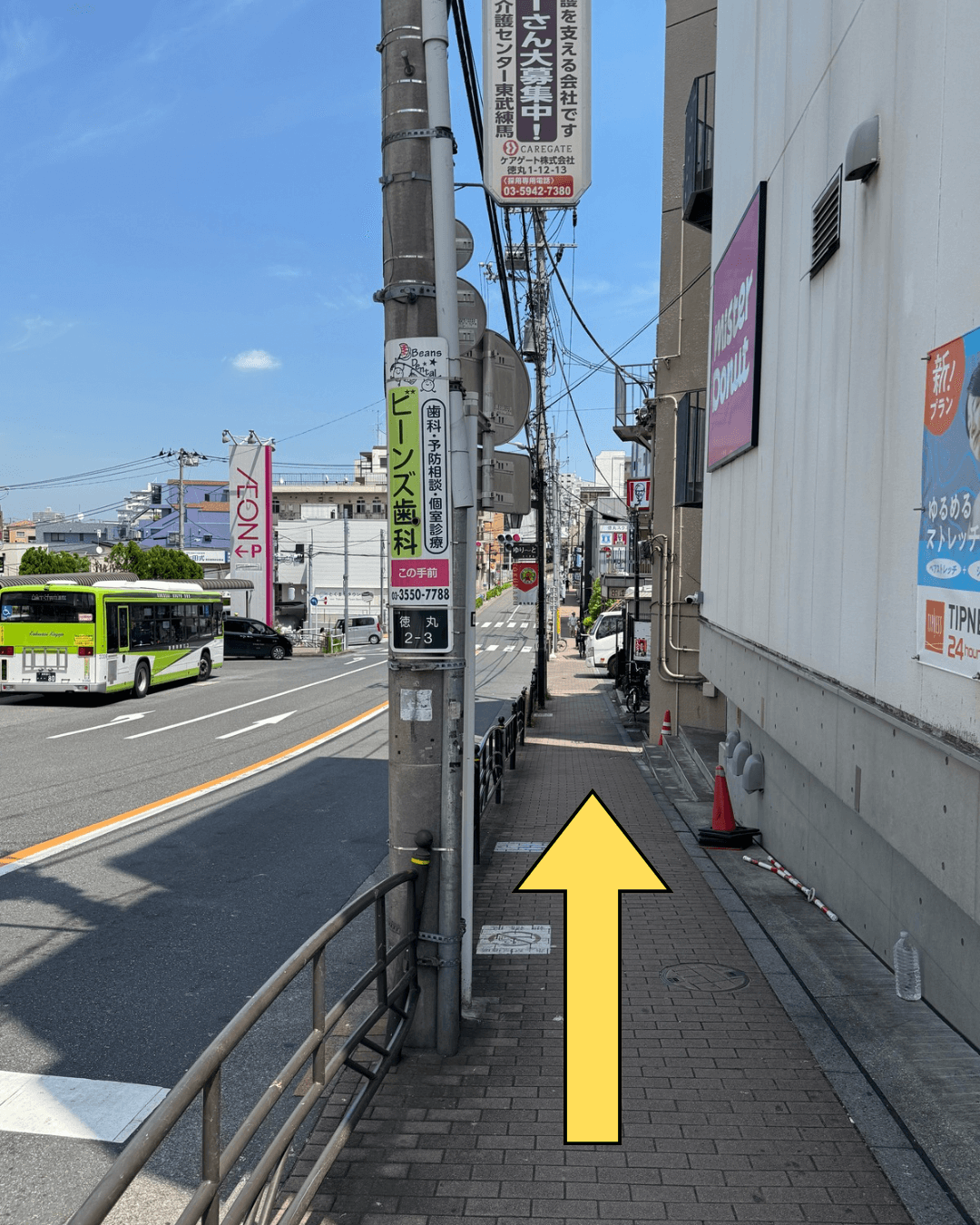 { そのまま道なりに真っ直ぐお進みください。 }